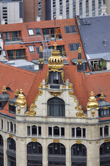 Leipzig, goldverzierte Fassade mit Prunkgiebel und Türmchen eines Bankgebäudes an der Thomaskirche