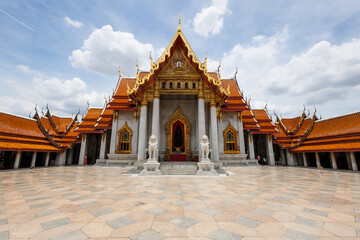 Wide exterior view of Wat Benchamabophit Marble Temple in Bangkok, Thailand © Alessandro