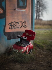 Porzucony zabawkowy samochodzik