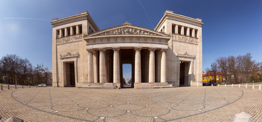 Obraz premium The Propylaea at Konigsplatz in Munich, Germany, showcasing its classical Doric columns and neoclassical architectural style.