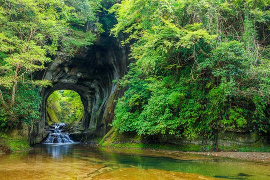 秋の亀岩の洞窟　千葉県君津市　Kameiwa Cave in Autumn. Chiba Pref, Kimitsu City.