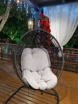 Cadeira de vime suspensa com almofadas