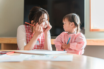 お絵描きする保育園・幼稚園・託児所・保育所で働く保育士・保母さん・ベビーシッター
