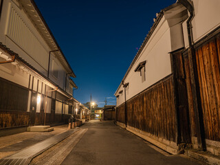夜の歴史的な街並み
