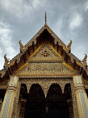 Fototapeta premium Beautiful and intricate rooftop on temple building (Grand Palace, Bangkok, Thailand)