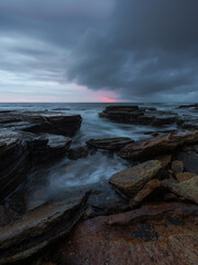 Obraz premium Cloudy morning on the rocky coastline.