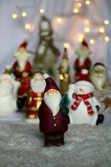 weihnachtsmänner im schnee