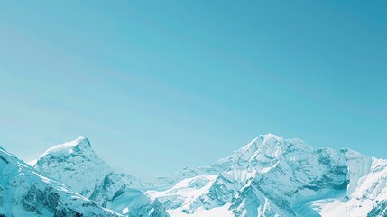 Naklejka premium Snow-capped mountains under a bright blue sky.