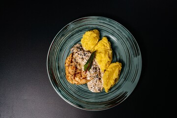 mashed potatoes with meat in sauce