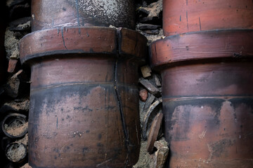 古い焼き物が埋め込まれた美しい壁