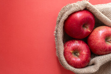 麻袋に入った美味しいリンゴ