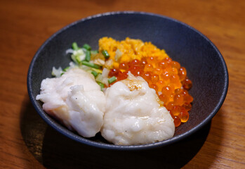 ホルモン　海鮮丼