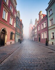 Obraz premium Generated image A foggy morning in Old Town in Poznan, with pastel-colored buildings and empty streets