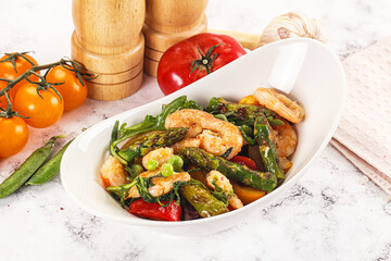 Gourmet salad with prawn and asparagus