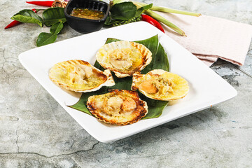 Griiled scallops in shell with cheese