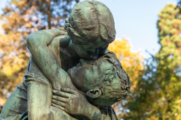 Obraz premium ein junge nimmt Abschied von seiner Mutter auf einem Friedhof in Essen