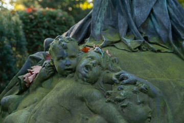 Kinder rufen nach ihrer Mutter auf einem Friedhof in Essen