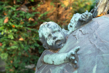 ein Kind ruft verzweifelt nach seiner Mutter auf einem Friedhof in Essen
