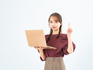 ノートパソコンを持っておすすめするカジュアルウェアの女性