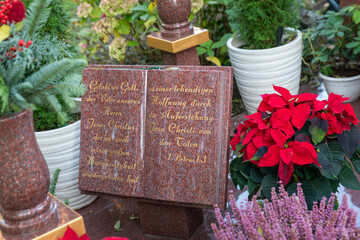 Grabstein in Buchform mit frommen Wünschen  auf einem Friedhof in Düsseldorf © Blende8