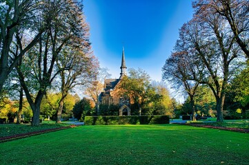 Große Kapelle auf einem Friedhof in Düsseldorf