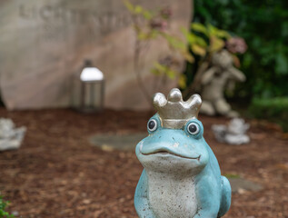 Froschkönig auf einem Friedhof in Essen