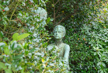 Skulptur eines Jungen auf einem Essener Friedhof 