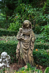 Fototapeta premium Madonna mit dem Kinde auf einem Friedhof in Essen