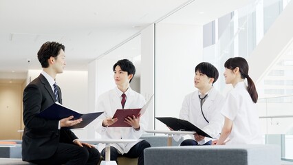 ミーティングをする医療関係者