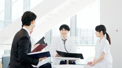 ミーティングをする医療関係者