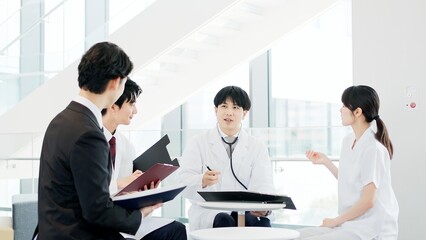 ミーティングをする医療関係者