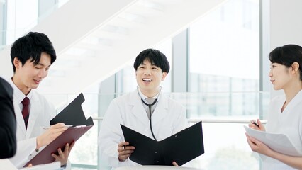 Obraz premium ミーティングをする医療関係者