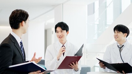 ミーティングをする医療関係者
