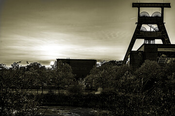 Obraz premium Ein Sonnenuntergang im Ruhrgebiet.