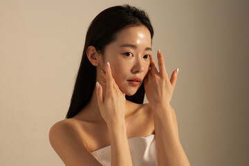 スパで汗をかく美しい若い女性