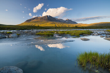 Bergmassiv Akka, Fluss Sjnjuvtjudisjahka, Sarek Nationalpark, Lappland, Schweden, Europa