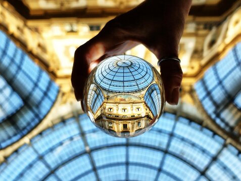 Galleria Vittorio Emanuele a Milano vista in una sfera di cristallo
