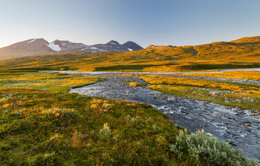 Bergmassiv Akka, Fluss Sjnjuvtjudisjahka, Sarek Nationalpark, Lappland, Schweden, Europa