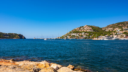 Immobilien an der Hafeneinfahrt nach Port d'Andratx auf der Baleareninsel Mallorca, Spanien