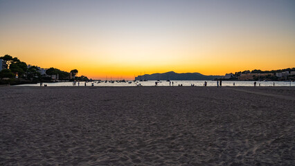 Sonnenuntergang über dem Sandstrand Cala Blanca bei Santa Ponca auf der Balearischen Insel Mallorca, Spanien