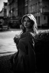 Czarno biały portret kobiety w rozpuszczonych falowanych włosach w stylu miejskim