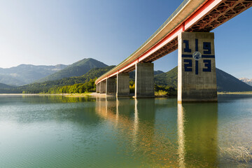 Brücke über den Sylvensteinstausee, Isarwinkel, Bayern, Deutschland