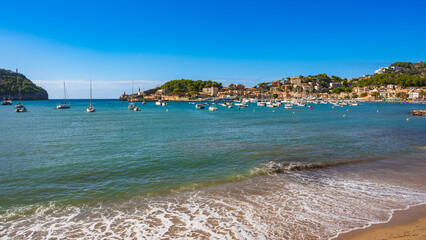 Blick über die Bucht von Port de Soller mit Booten auf der Baleareninsel Mallorca, Spanien