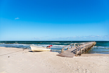 Fischerboot und Steg an der Ostseeküste bei Zingst auf dem Fischland-Darß