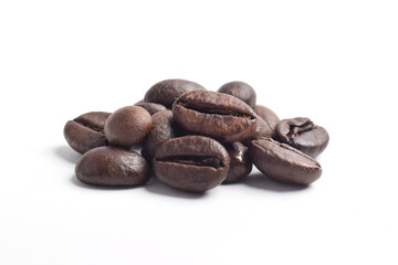 Obraz premium Stack of coffee beans isolated on white background