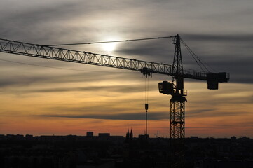 Dźwig na zachodzie słońca © Emilia