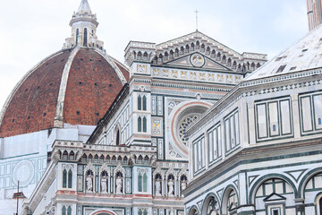 Fototapeta premium Florence, Italy - November 28, 2024: Close-up of architectural details on Florence Duomo (Cathedral of Santa Maria del Fiore), showcasing intricate Gothic design and Renaissance craftsmanship.