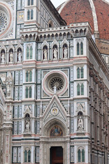 Fototapeta premium Florence, Italy - November 28, 2024: Close-up of architectural details on Florence Duomo (Cathedral of Santa Maria del Fiore), showcasing intricate Gothic design and Renaissance craftsmanship.
