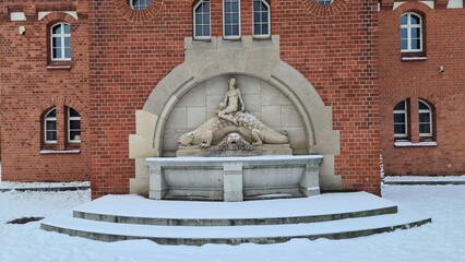 rzeźba wieża ciśnien z czerwonej cegły we wrocławiu © Miroslaw