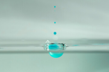 farbe tropfen wasser hellblau blau